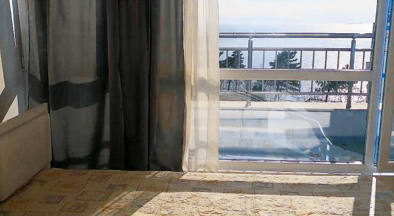 Serviced apartment with pool, garden & patio — photo 5
