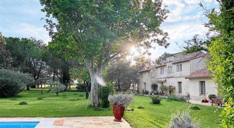 Apartment with yard, pool & barbeque in Arles
