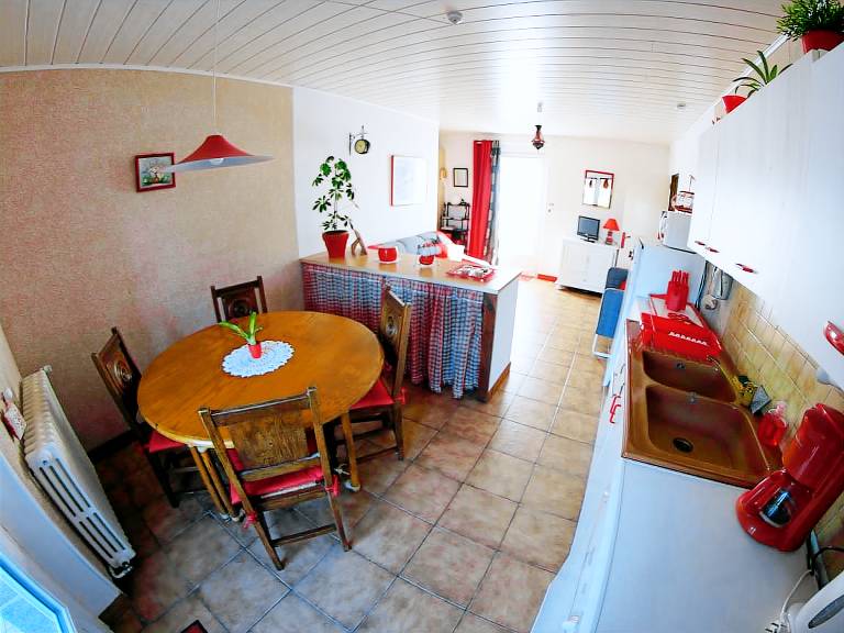 House with BBQ, garden & patio — photo 3