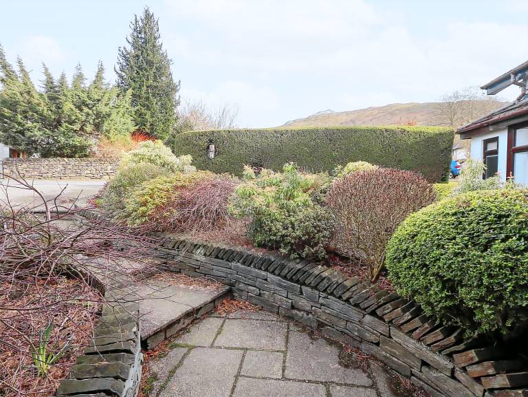 Cottage with yard — photo 3