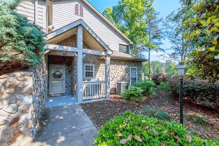 Fully equipped charming vacation home with jacuzzi & heated pool | Dogs allowed in Lake Lure, NC