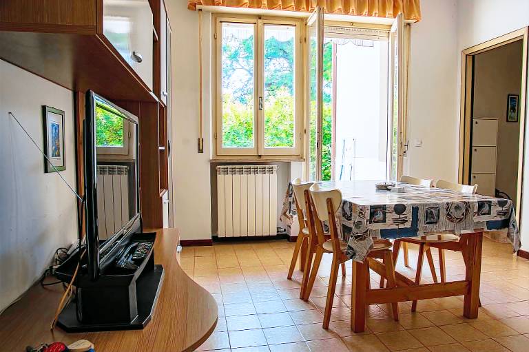 Apartment with garden & BBQ — photo 2