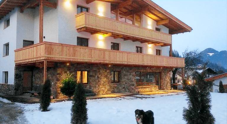Big rental apartment with yard, jacuzzi & patio | Good for workation | Dogs allowed in Uderns