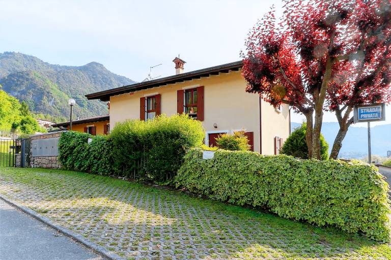 House Lake Idro