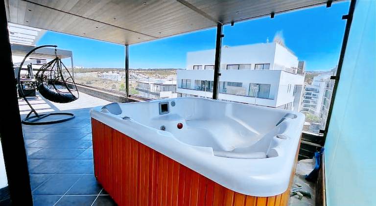 The Pearl Penthouse - Jacuzzi & Views — photo 3