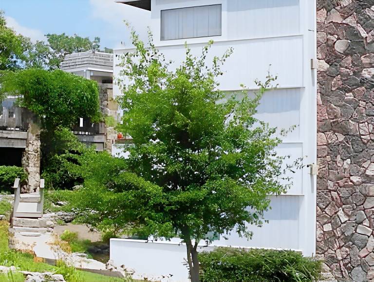 Quail's Nest Inn & Suites in Lake Ozark, MO