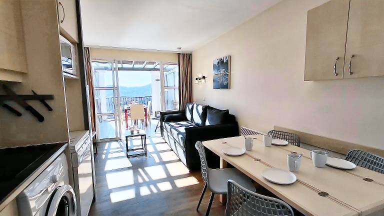 Holiday apartment with patio & hot tub — photo 4