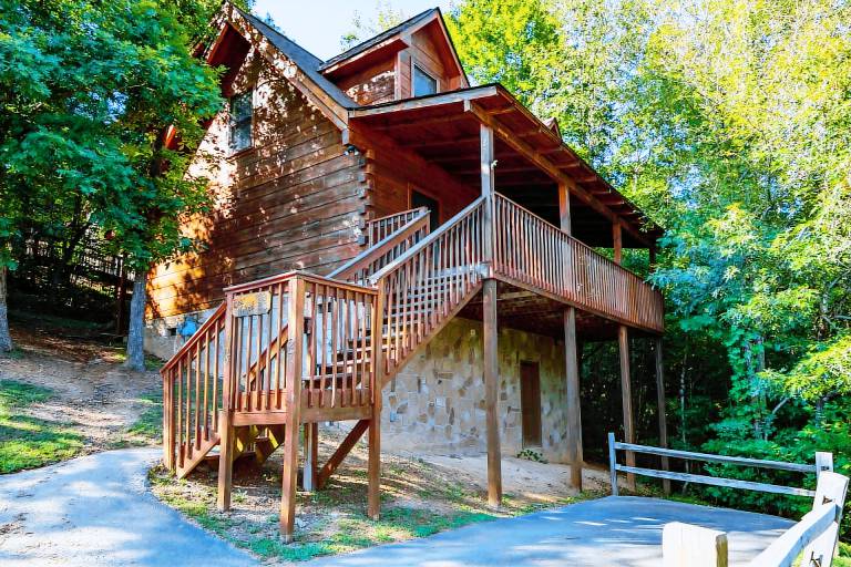 Cabin with BBQ, pool & jacuzzi | Mountain view in Pigeon Forge, TN