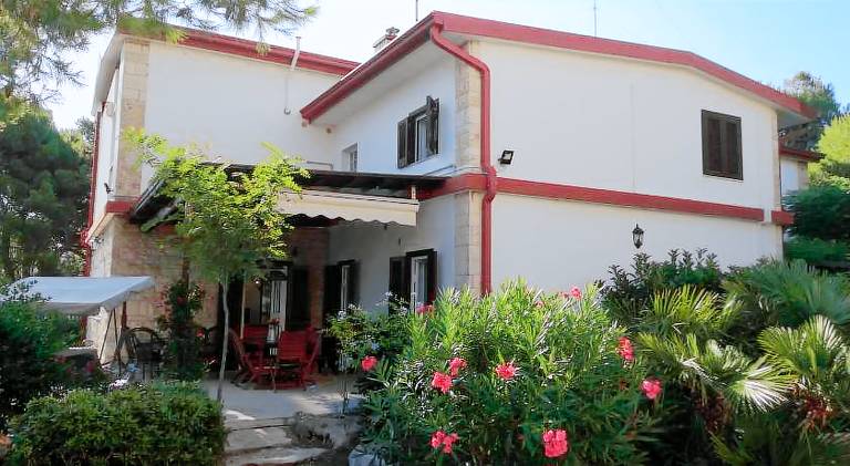 Villa with 3 rooms for 6 persons in Bari
