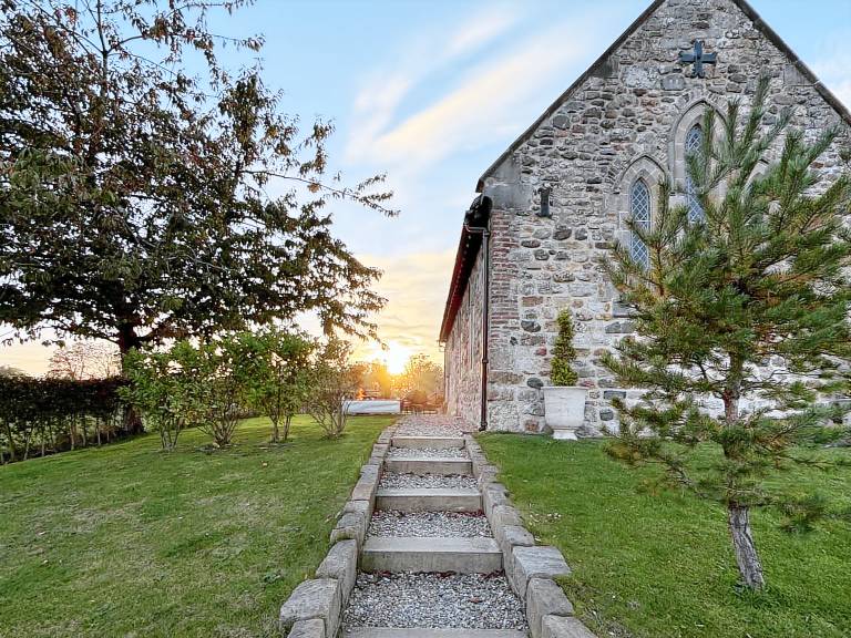Cottage with yard | Beach view — photo 2