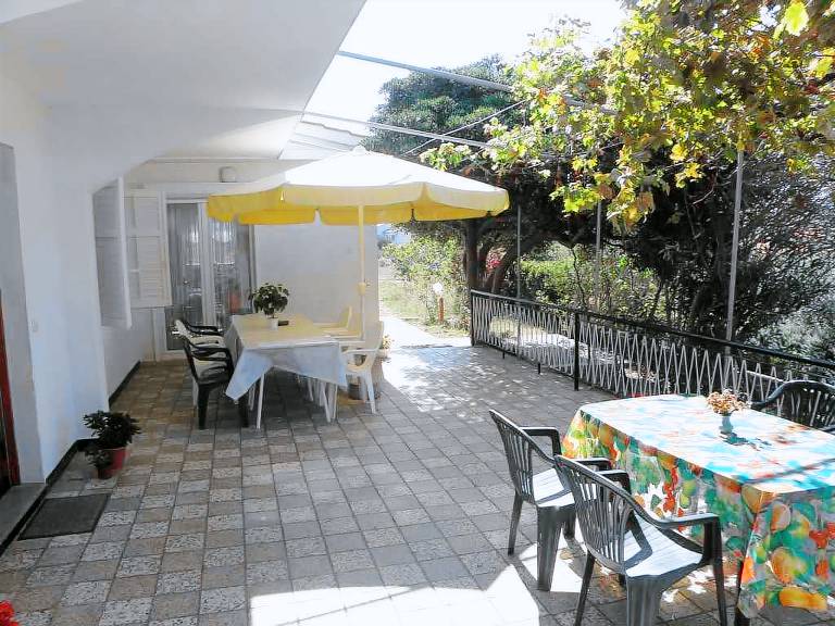 Holiday apartment with terrace and air conditioning — photo 3