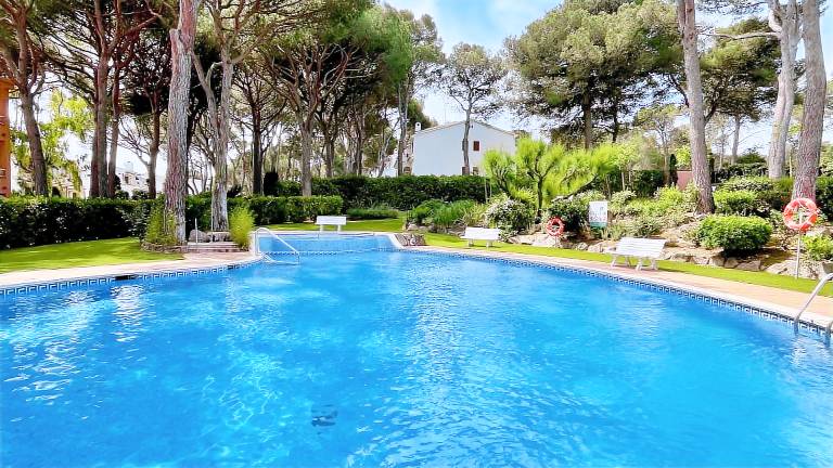 Rental apartment with terrace, pool & yard — photo 3