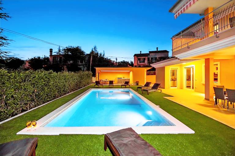 Villa with private pool, BBQ & hot tub — photo 2