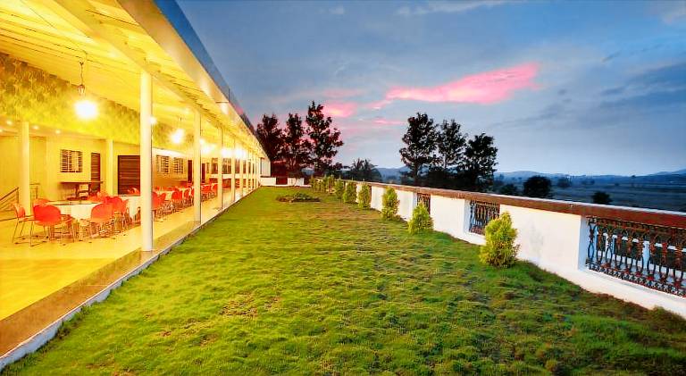 Serviced apartment with barbecue, pool & patio — photo 2
