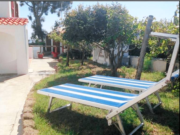 Holiday apartment with garden — photo 4