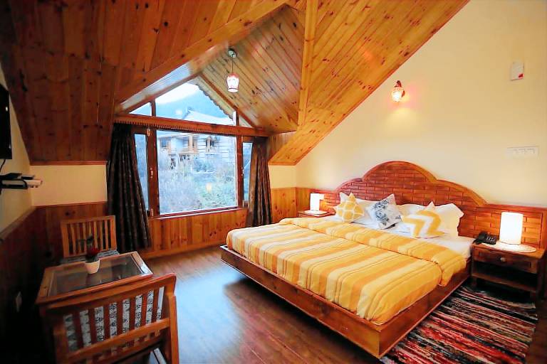 Seven Bedroom Cottage in Himalayas Balcony Cook in Manali