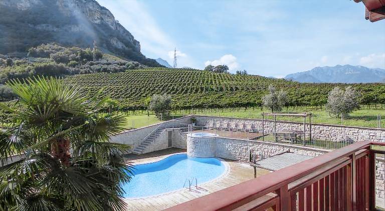 Serviced apartment with hot tub, garden & pool | Dogs allowed — photo 3