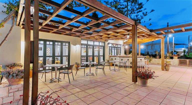 Serviced apartment with pool, yard & patio | Pet-friendly — photo 4