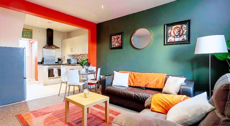 2 Bed Mid-Terrace House with Free Parking in Belfast