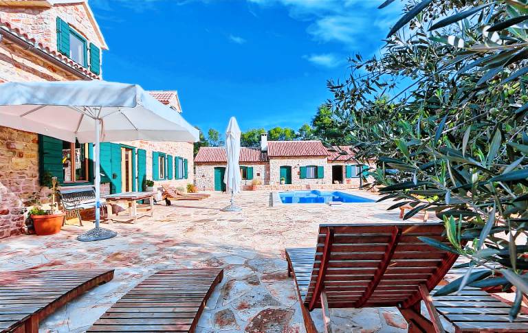 Finca Hvar - 3 individual houses, 5 bedrooms, bicycles for all, and a pool by MyWaycation — photo 2