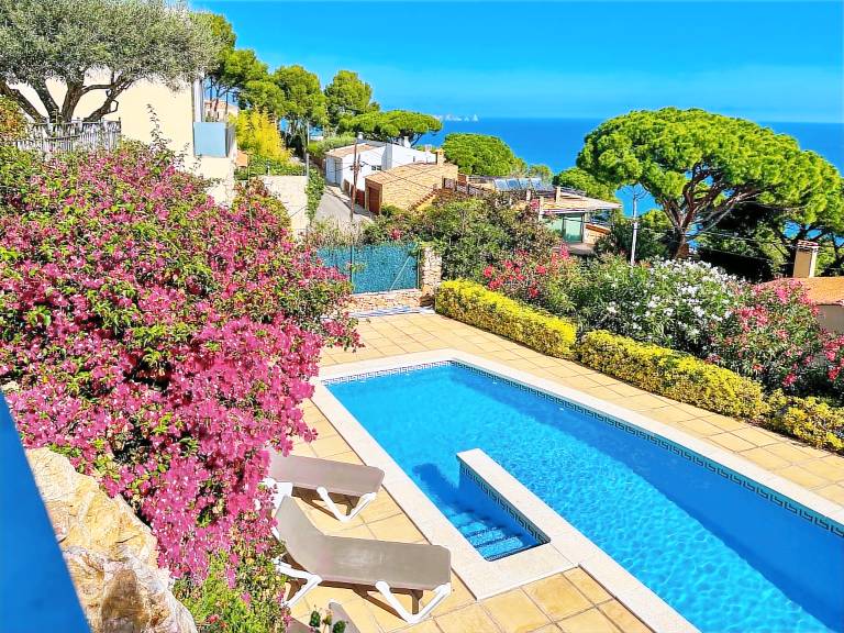 House with pool, garden & terrace | Beach view | Suitable for remote work in Begur