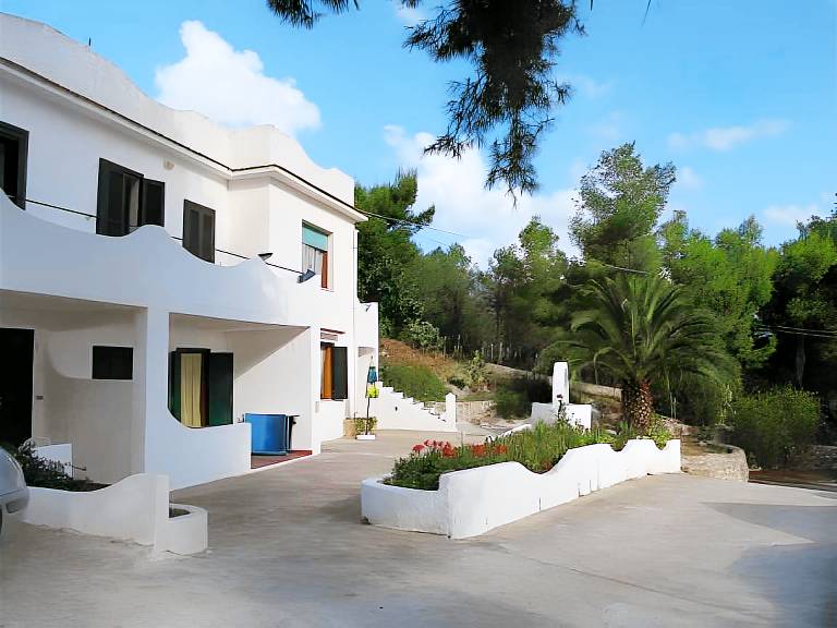 Serviced apartment with terrace, barbecue & yard in Vieste
