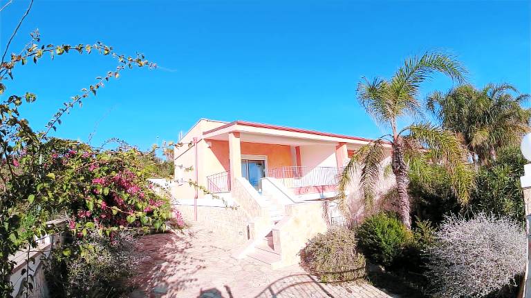 Villa with garden & terrace | Sea view — photo 2