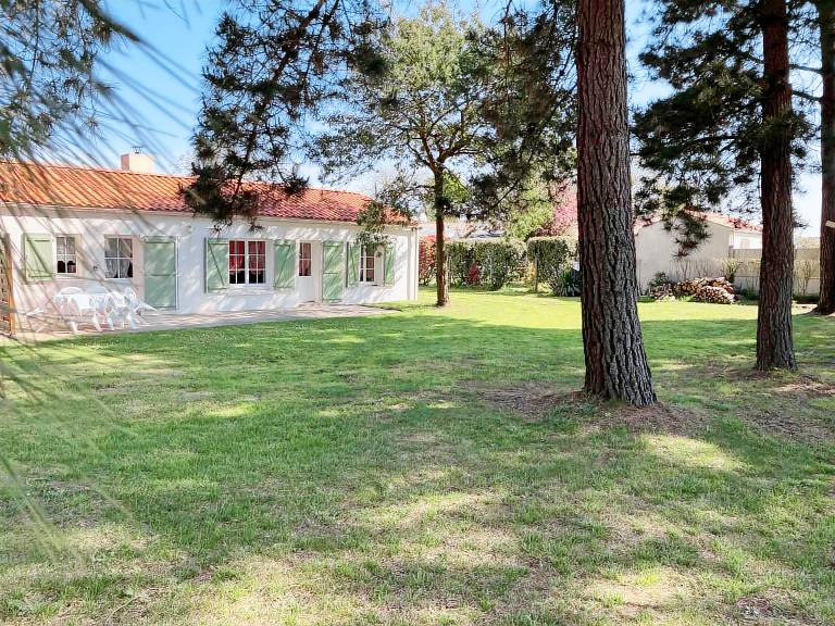 Charming Home Near Saint-Hilaire-de-Riez – Parking, Modern Amenities, Close to Beach in Saint-Gilles-Croix-de-Vie