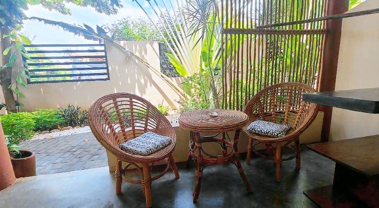 Serviced apartment with patio & yard | Dogs allowed — photo 5