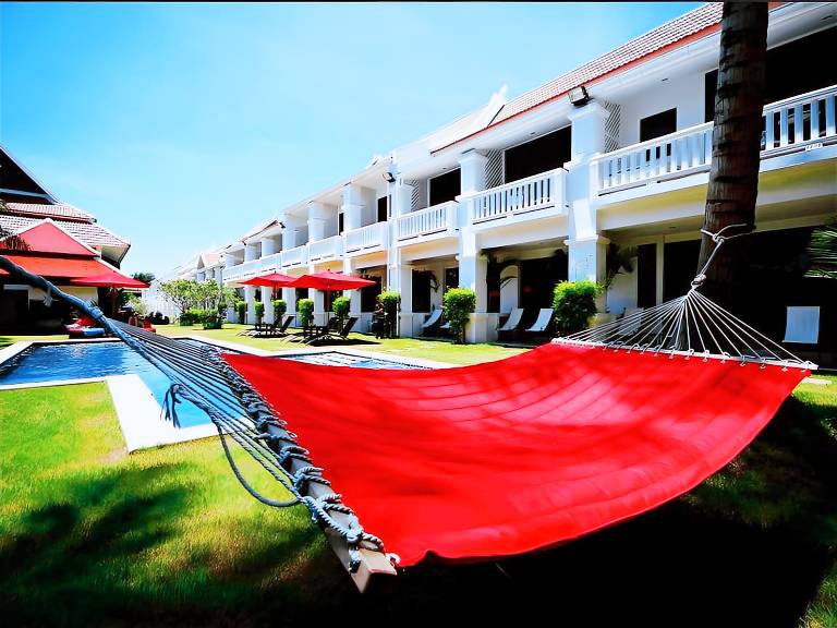 Palm Grove Resort in Sattahip