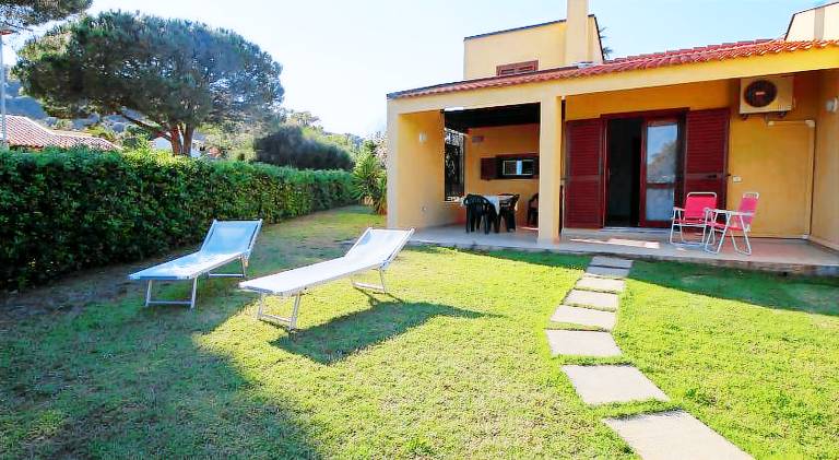 House with 1 room for 4 persons in Muravera