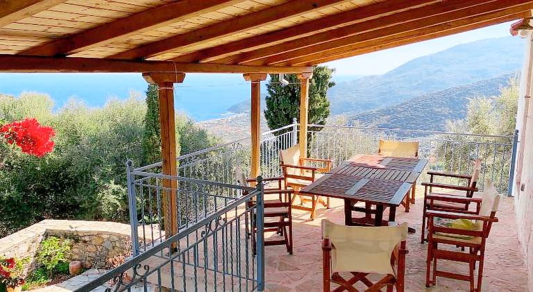 House with terrace — photo 2