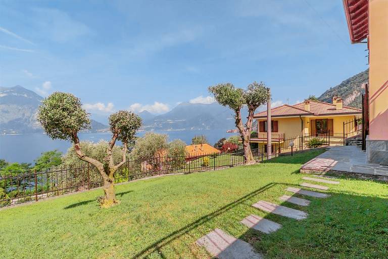 Rental apartment with terrace & garden in Varenna