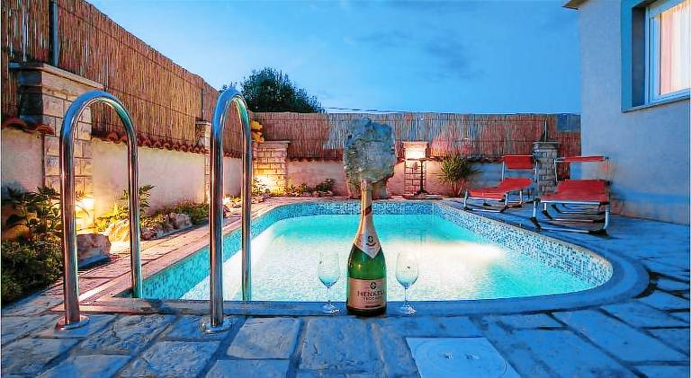 Vacation home with pool | Pets allowed — photo 2