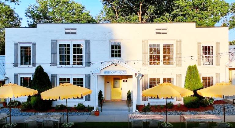 Big serviced apartment with yard, patio & grill | Suitable for remote work | Pets are welcome in Nashville, TN