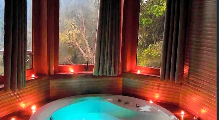 Nice lodge with jacuzzi, yard & patio | Pet-friendly in Camanducaia