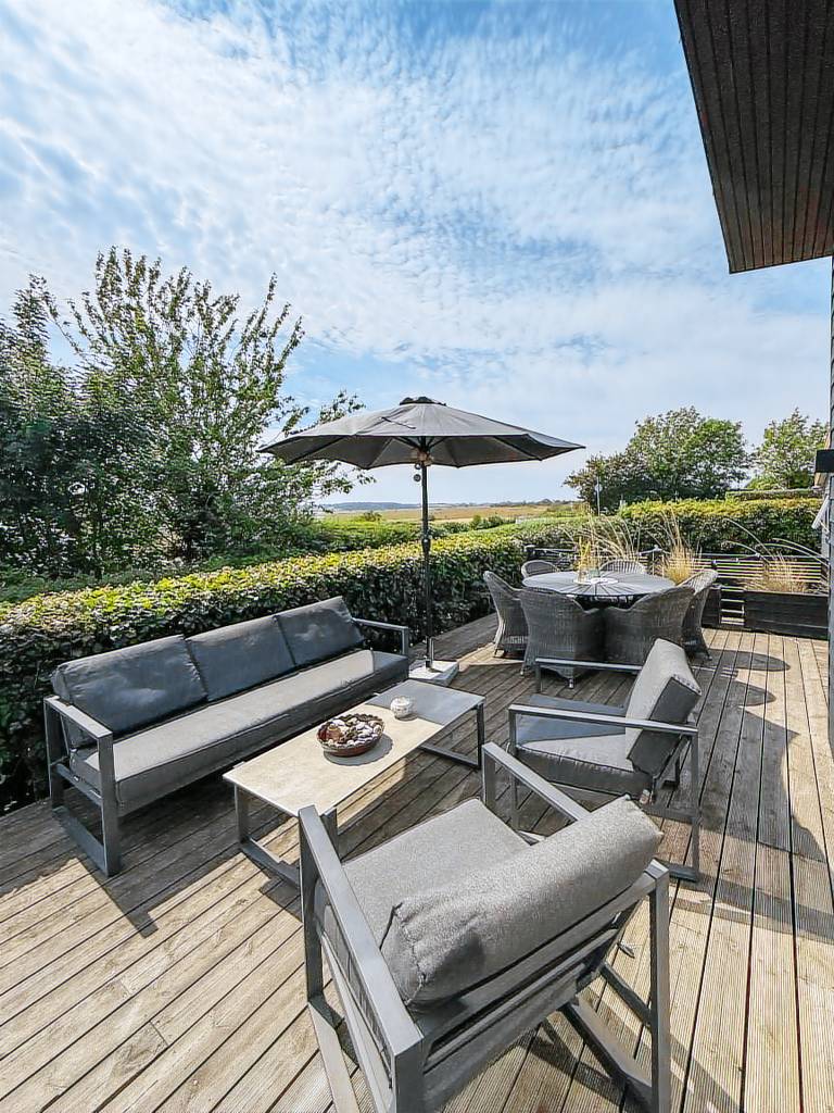 Beachfront holiday home with sea view for 6 guests — photo 2