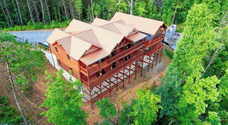 Vacation home with pool & jacuzzi in Sevierville, TN