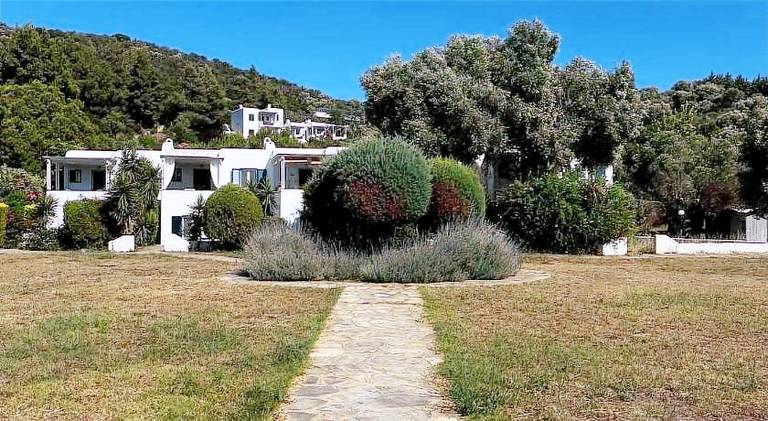 Pleasant vacation home with grill, patio & yard | Next to the beach | Pets are welcome — photo 4