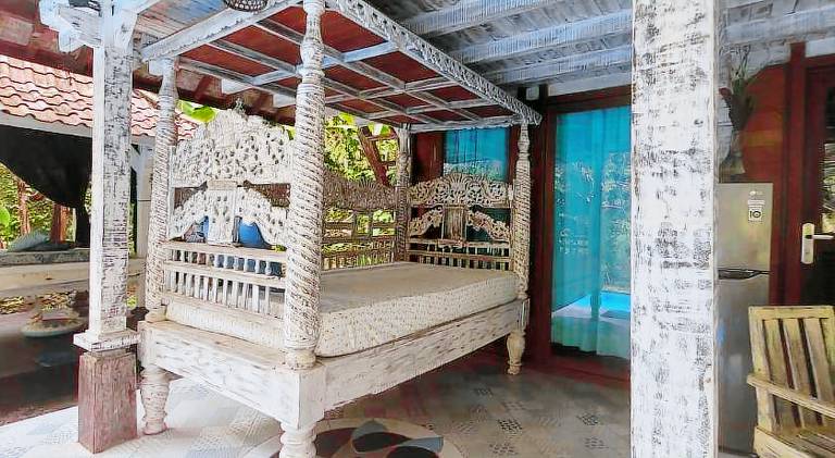 Villa with pool — photo 4