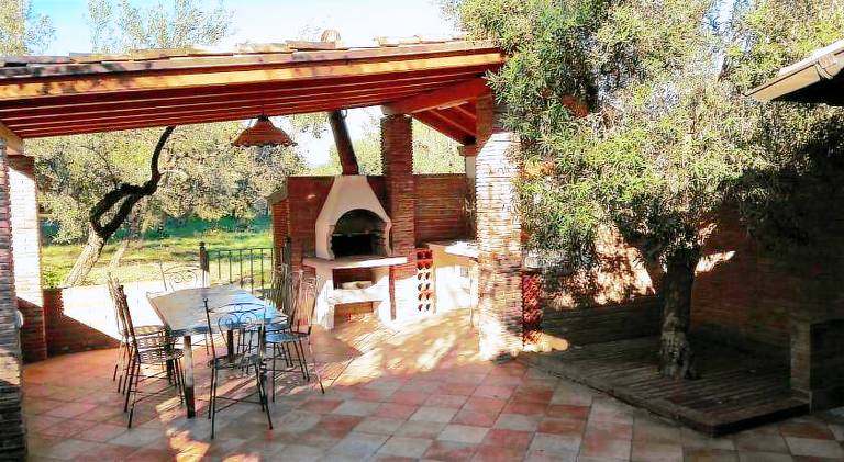 House with pool, BBQ & patio — photo 4