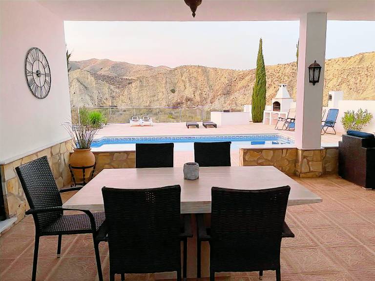 Villa with private pool, barbecue & yard — photo 4