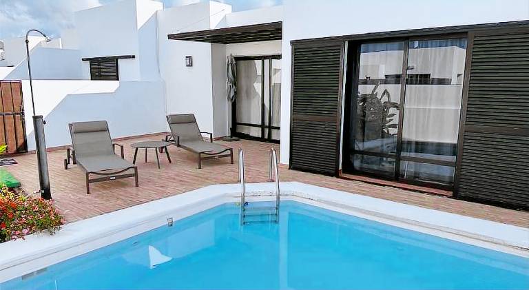Holiday apartment with private pool in Yaiza