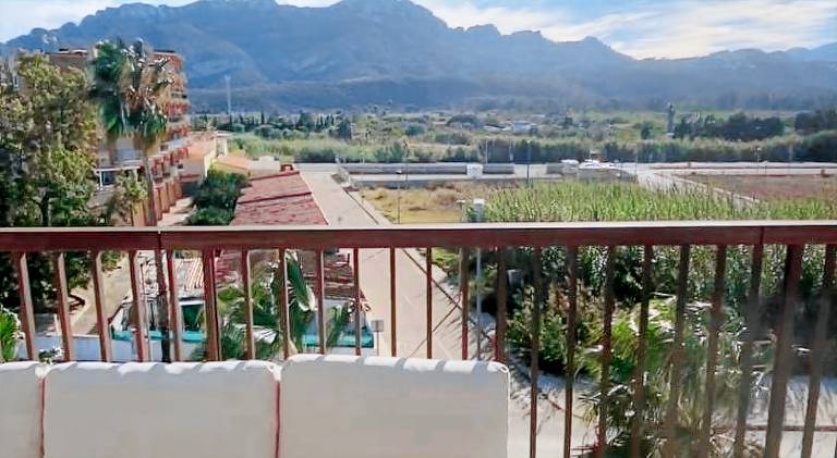Rental apartment with yard, barbecue & pool — photo 3