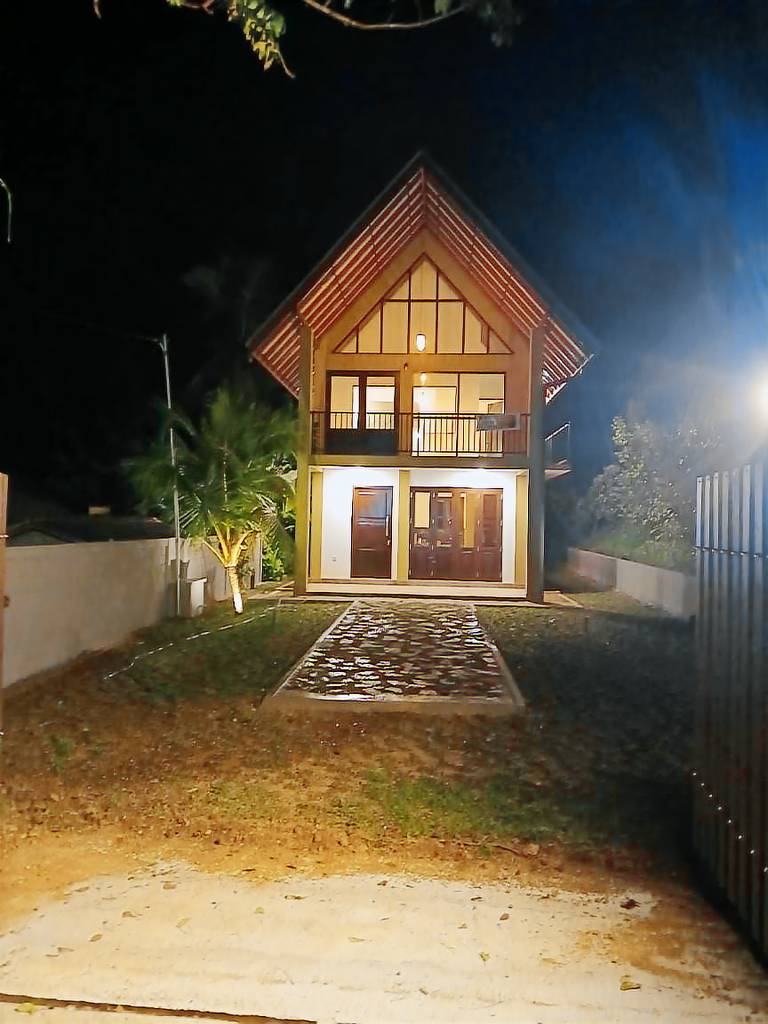 Villa with terrace & yard in Hikkaduwa