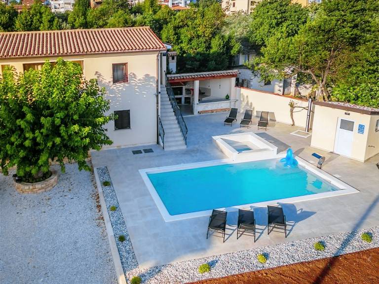 Fully equipped vacation home with private pool, patio & barbecue | Pets allowed in Pula