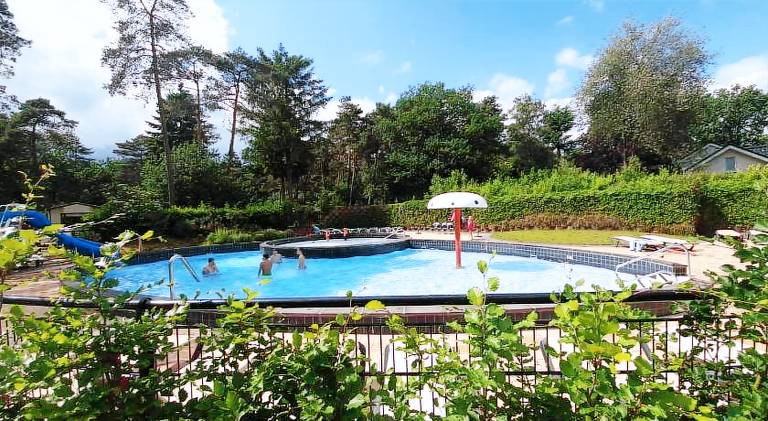 Vacation home with pool — photo 3