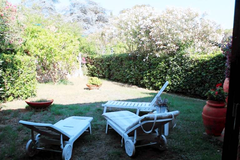 Apartment with yard & terrace — photo 4