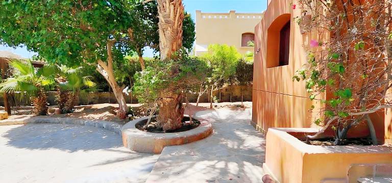 Villa with yard & pool | Water view — photo 4