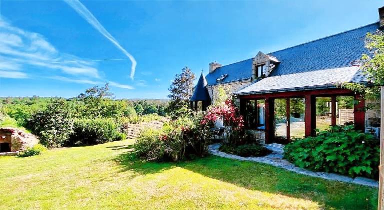 Vacation home with patio, BBQ & yard in Pontivy